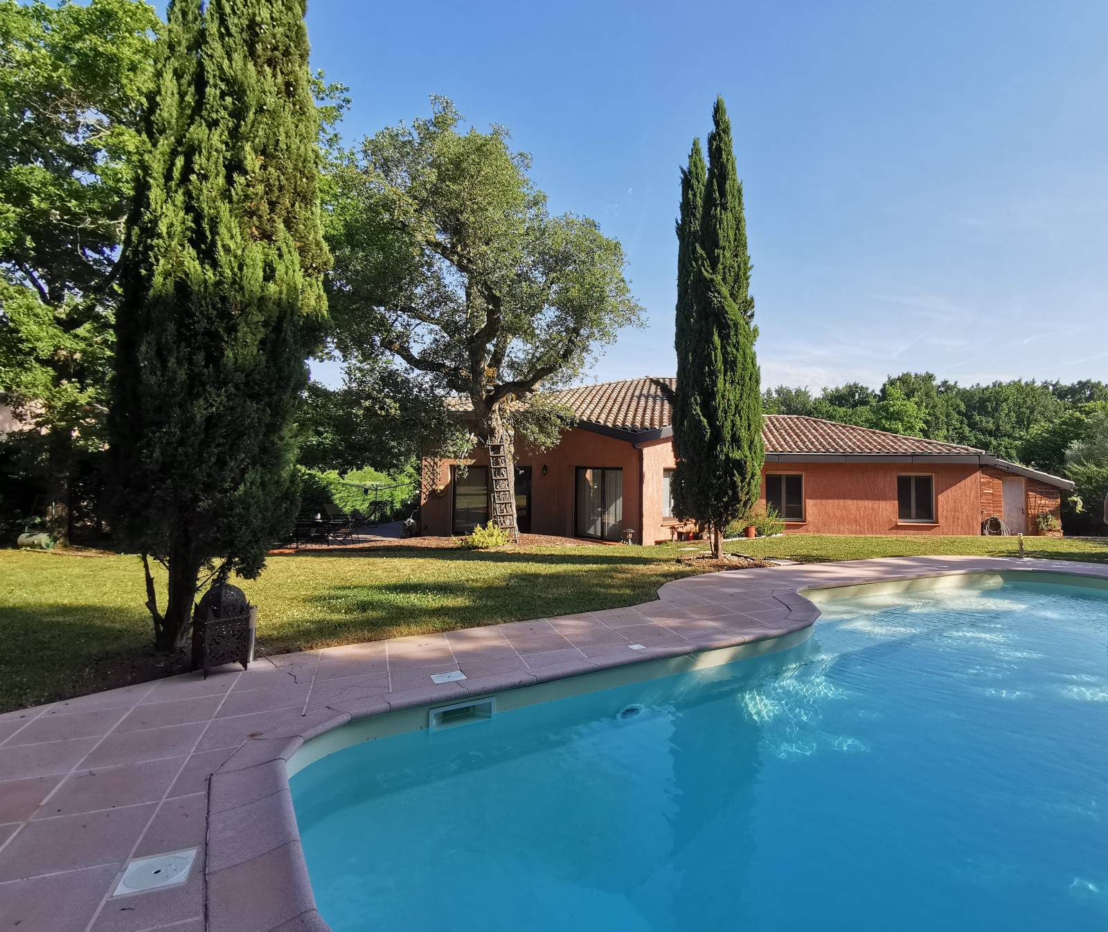 maison d'architecte sur beau jardin paysager avec piscine