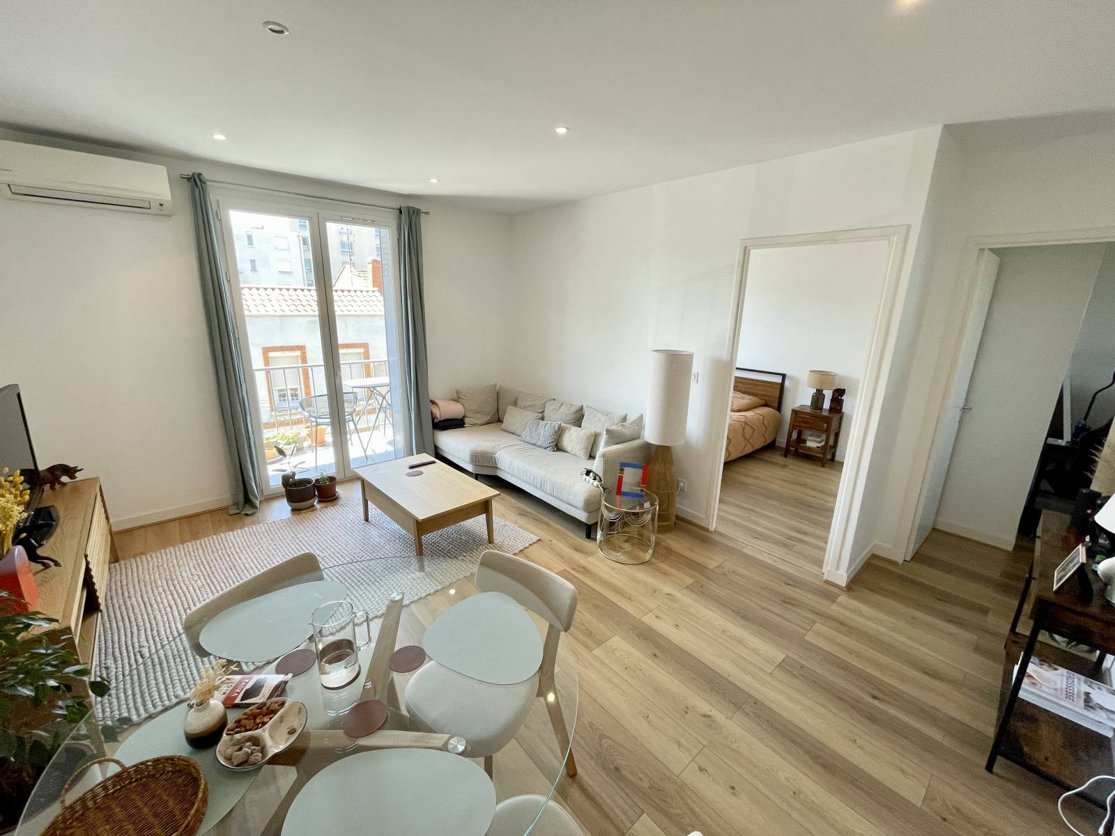 salon salle a manger parquet lumineux