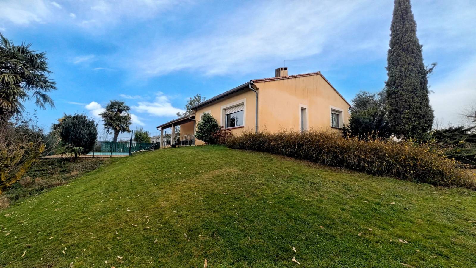 maison avec piscine position dominante