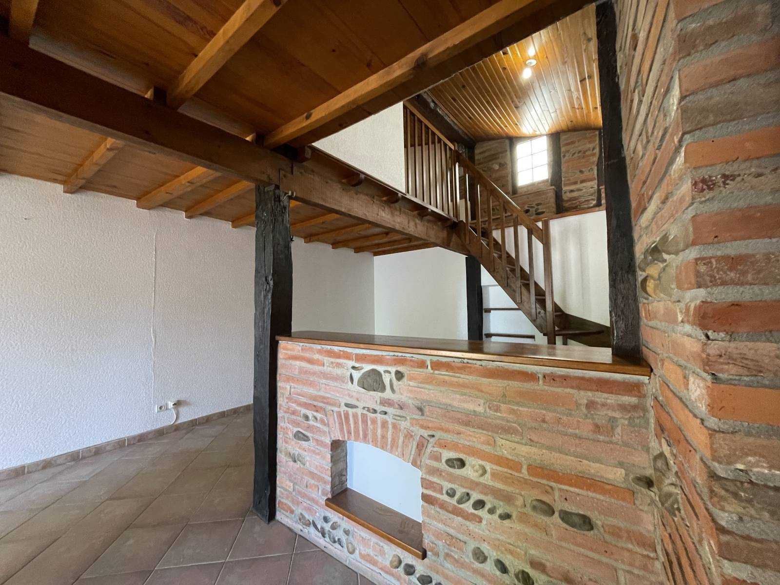 Vaste séjour accompagné de son escalier 