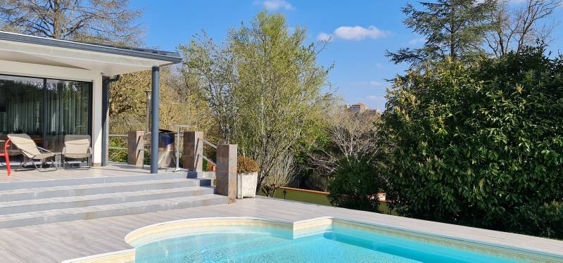 Extérieur avec sa belle piscine 