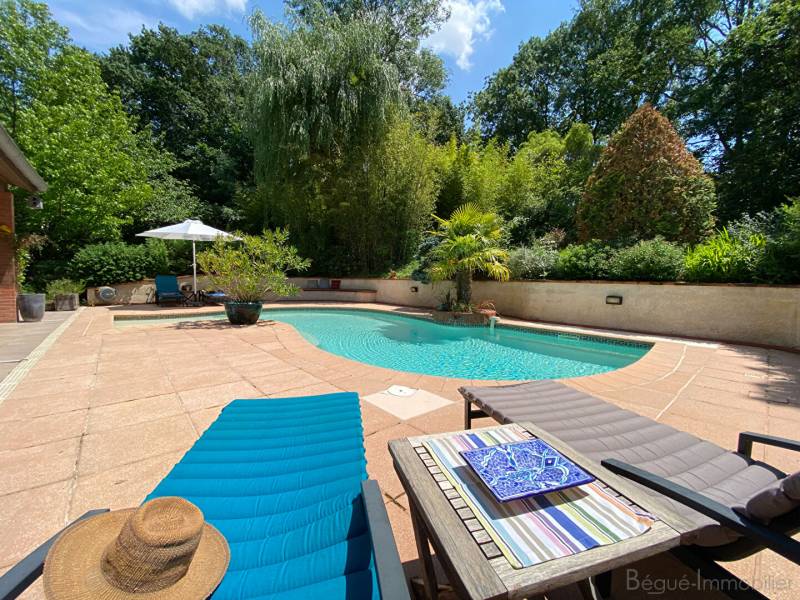 Espace de détente sur jardin intime et arboré d'environ 1000m2