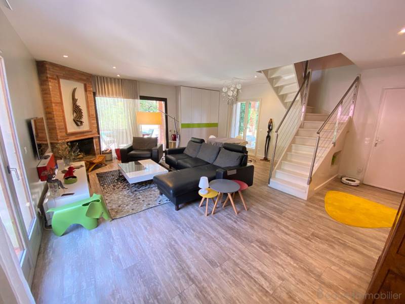 Espace salon avec son escalier reliant l'étage