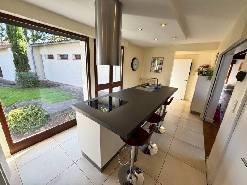 Cuisine chaleureuse équipée 