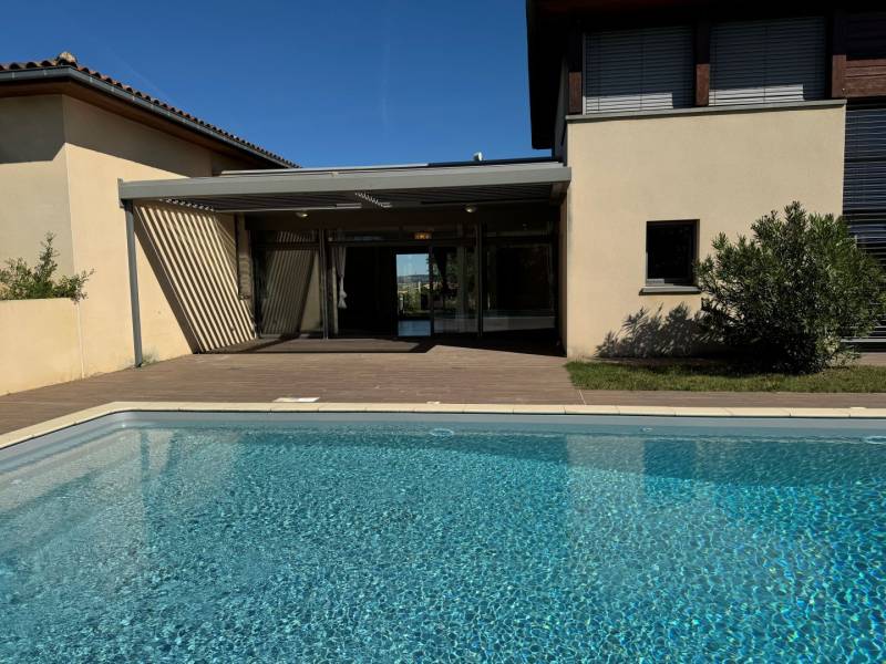 sa belle piscine à l'ombre des oliviers
