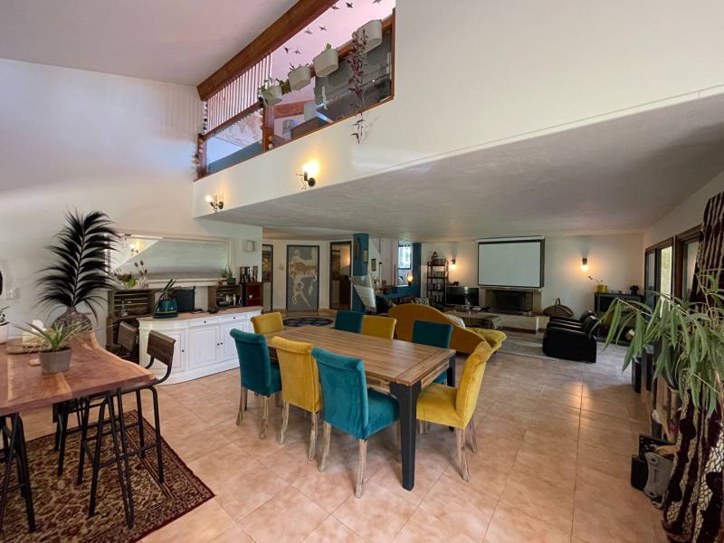 BRETX Maison architecte plain pied T5 de 158 m² espace et verdure