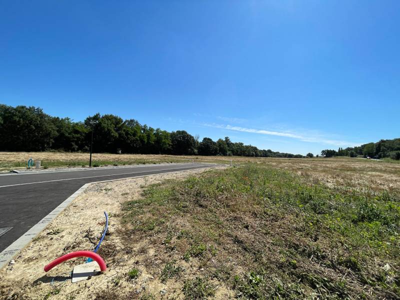 à proximité immédiate du centre bourg et à un 2mn à pied de l'école.