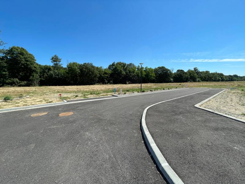 belles parcelles de 890 m² à 952 m² constructibles et viabilisées.