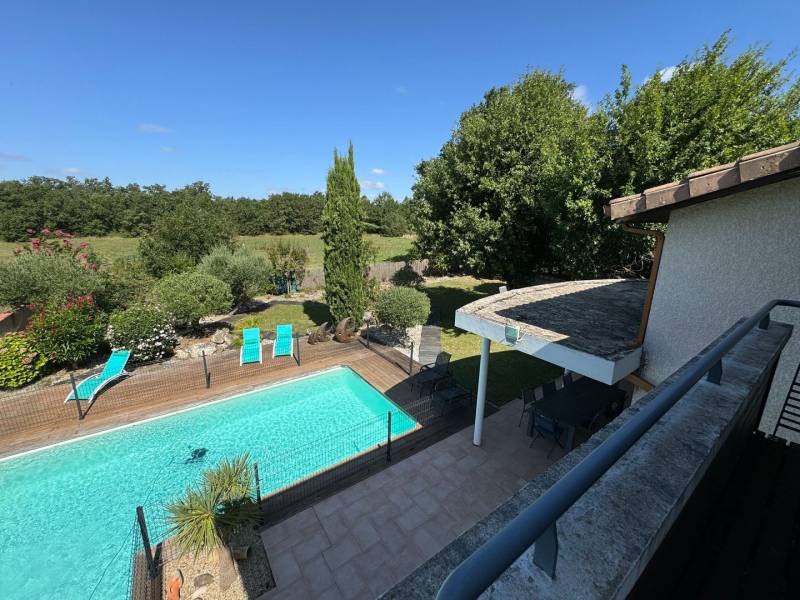 une jolie piscine chauffée
