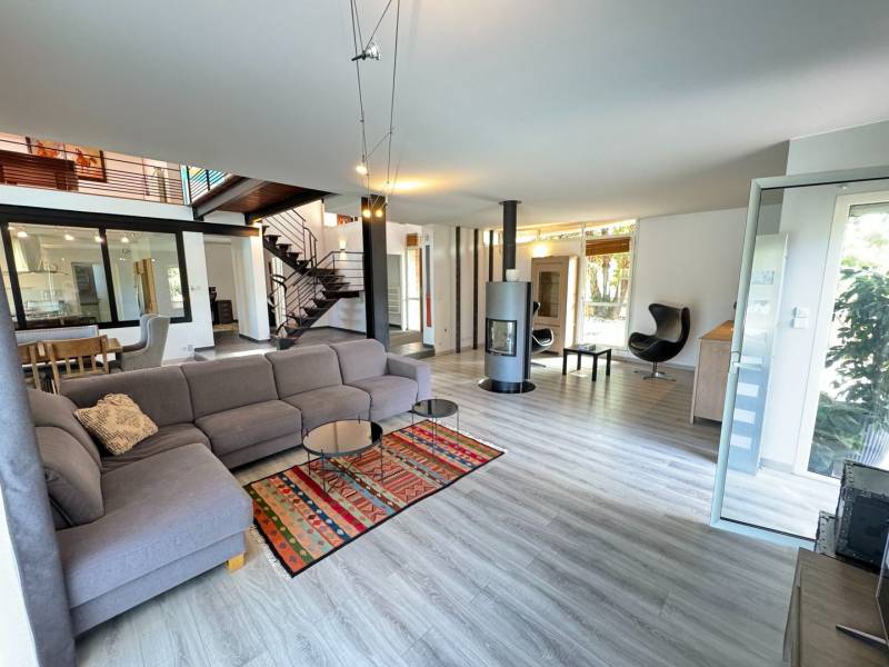 Salon spacieux et entièrement lumineux 