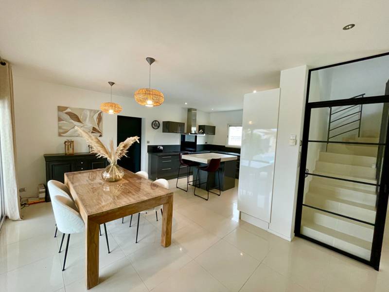 TOURNEFEUILLE Maison de type contemporaine 6 pièces 186 m2