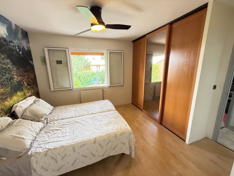 En impasse Leguevin proche Pibrac maison de plain-pied de 130 m² habitables sur  plus de 1000 m² de jardin avec piscine