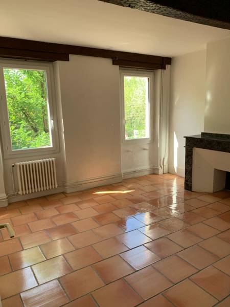 LEVIGNAC Centre,  Ensemble immobilier Local professionnel au rez-de-chaussée, appartement à l'étage