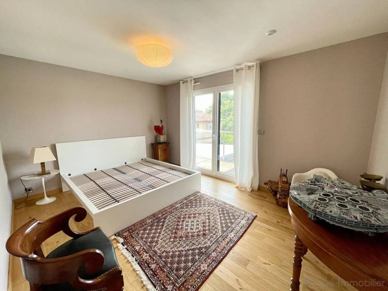 grandes chambres (14m²) à l'étage 