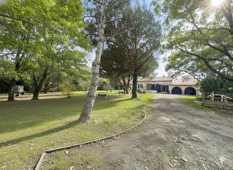 Leguevin Exclusivité charmante maison en fond d'impasse à l'abri des regards sur parc arboré env. 2500 m²
