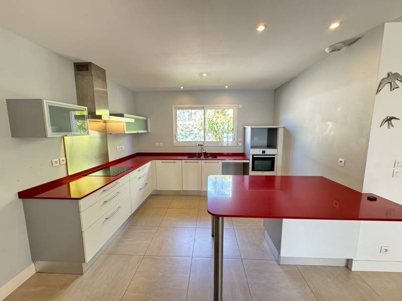 Cornebarrieu Maison T5 de plain pied avec piscine et grand terrain quartier résidentiel