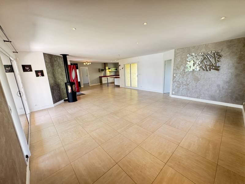 Cornebarrieu Maison T5 de plain pied avec piscine et grand terrain quartier résidentiel