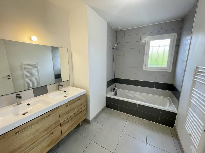 Pibrac RARE EXCLUSIVITE !  maison récente T4 de plain pied avec garage sur terrain d'environ 440 m² excellente performance énergétique.