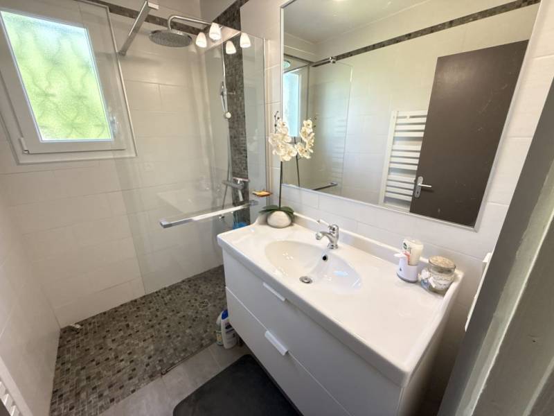 Salle de bain dans maison de 110m2 à Brax