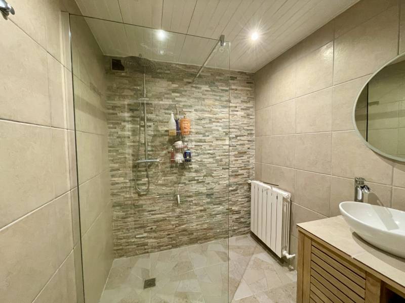 Salle de bain avec vasque et douche à l'italienne 