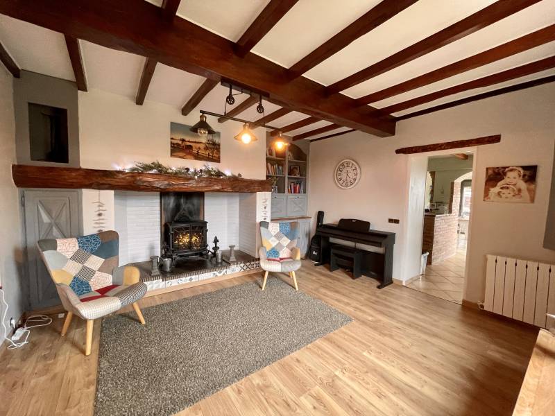 Espace séjour avec sa cheminée insert 