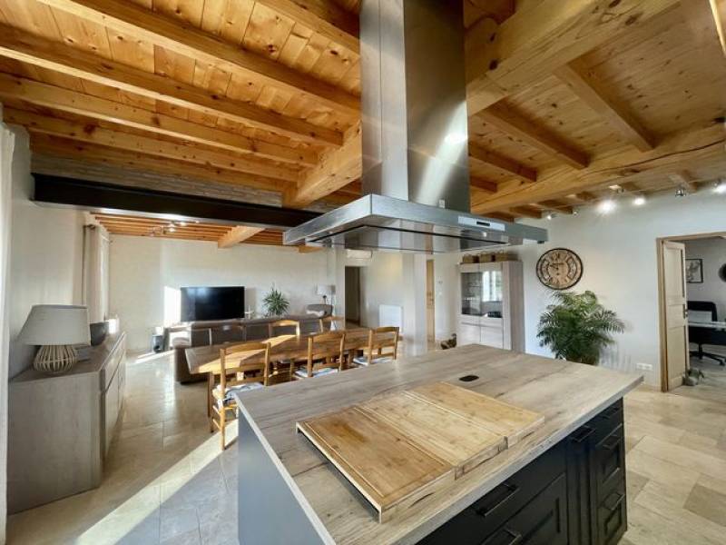 Cuisine chaleureuse et lumineuse 