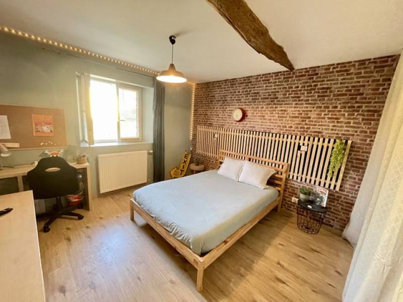 Vaste chambre avec parquet 