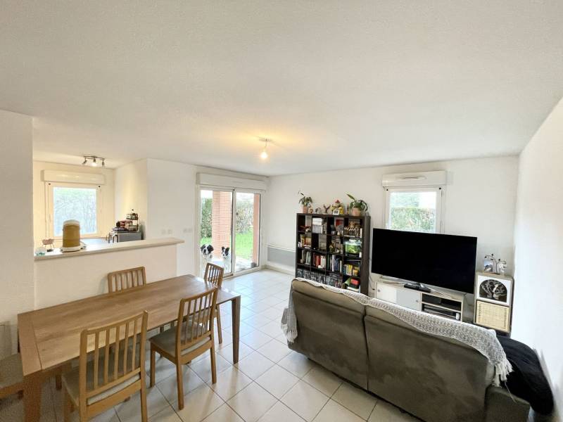 Salon avec vue sur la terrasse 