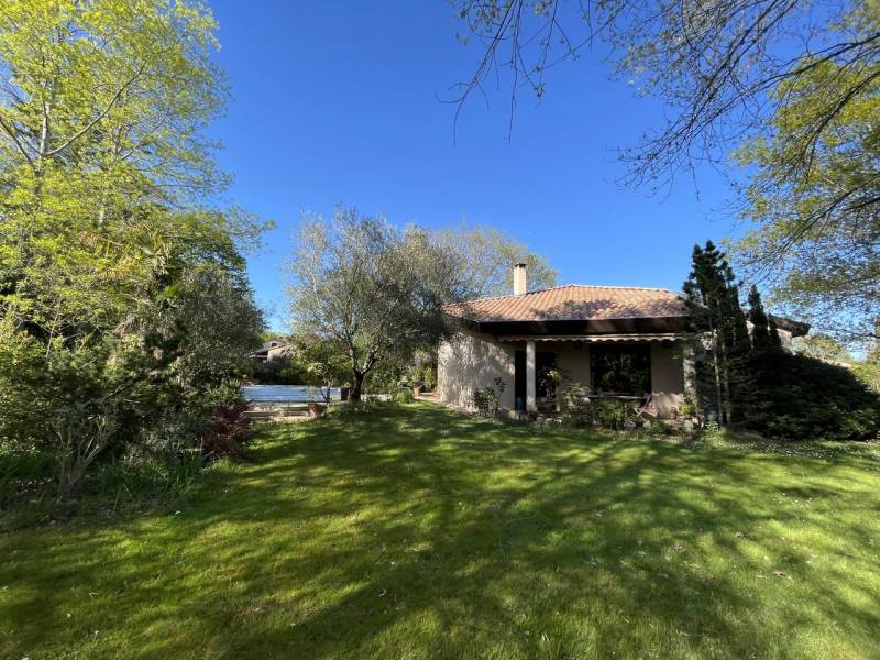 maison dans un écrin de verdure