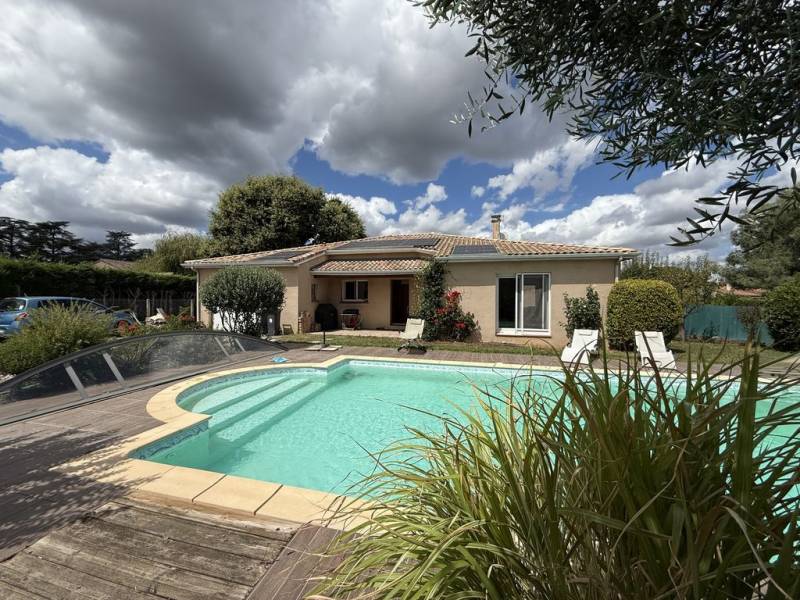 En impasse Leguevin proche Pibrac maison de plain-pied de 130 m² habitables sur  plus de 1000 m² de jardin avec piscine