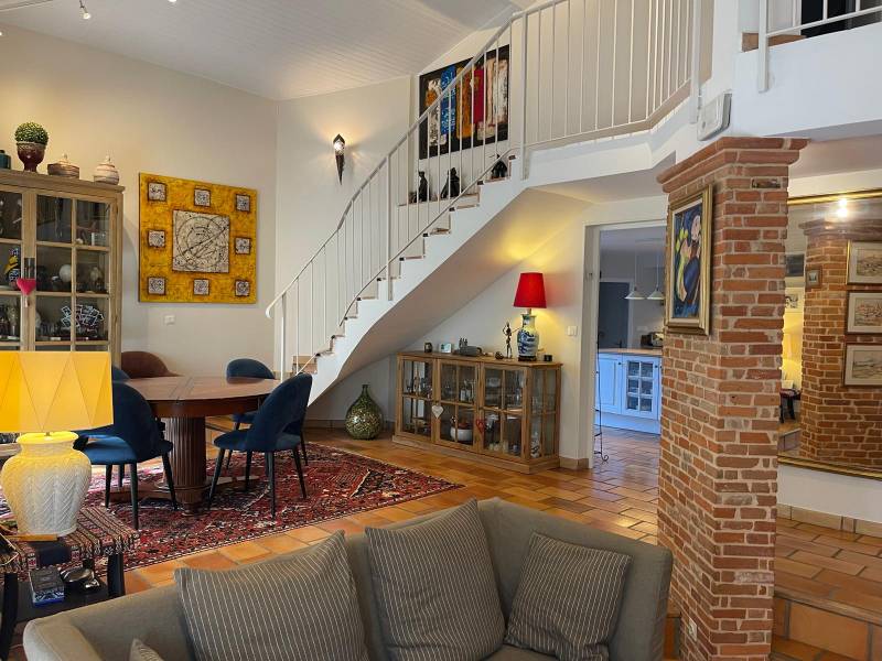 vaste pièce de vie lumineuse 