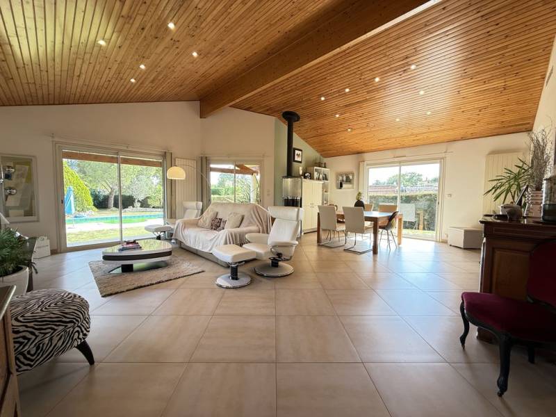 piece de vie acces jardin avec piscine