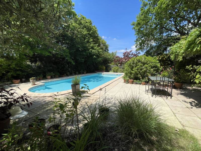 piscine lovée dans un écrin de verdure
