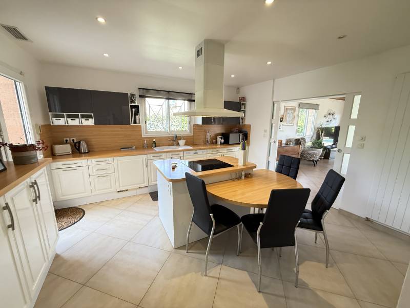  cuisine équipée avec ilot central