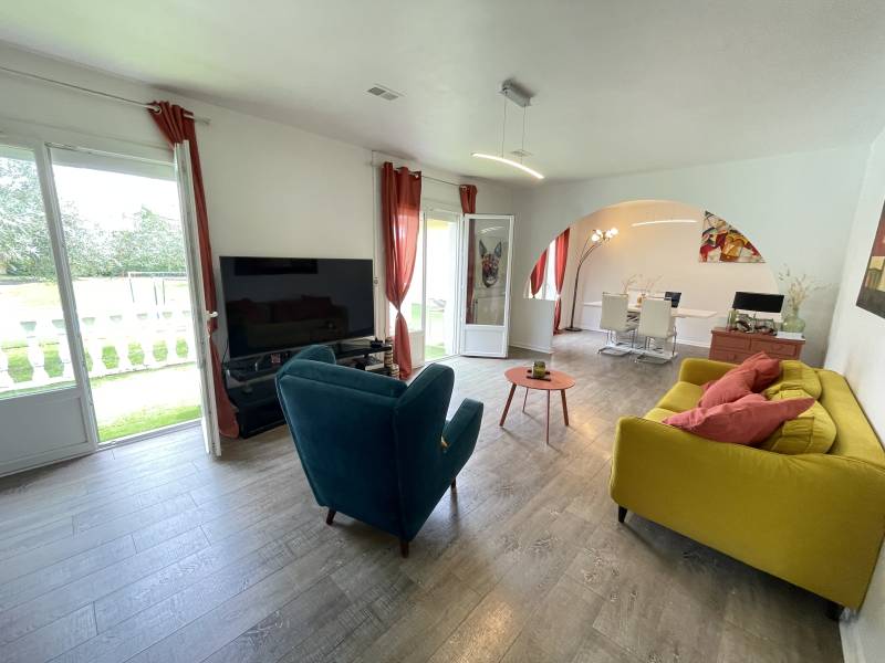 espace de vie avec cheminée et climatisation