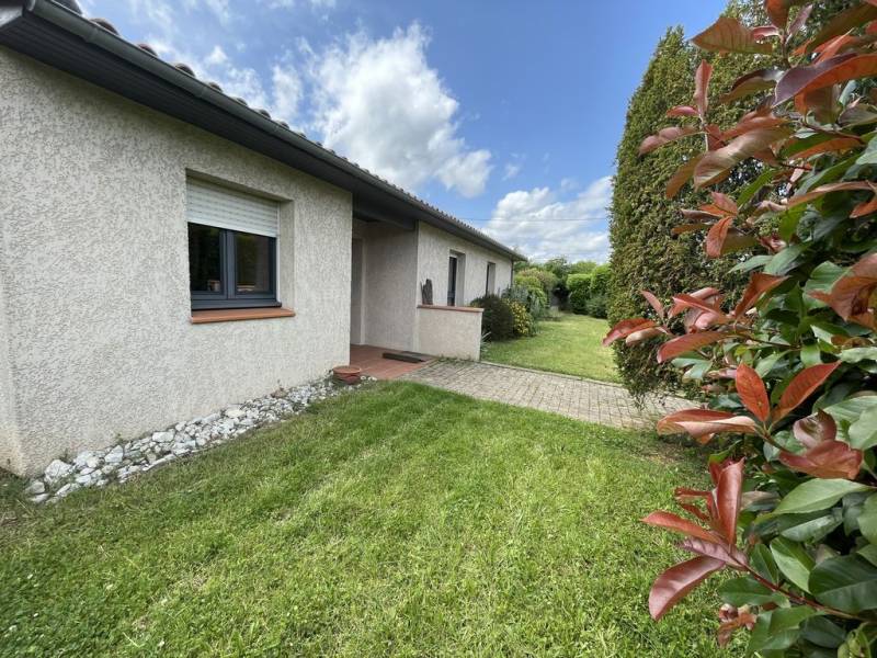 Brax maison de plain pied d'environ 115m² sur 700 m² de terrain proche commerces écoles et gare