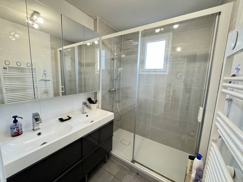 Salle de bain avec sa douche et vasque moderne 