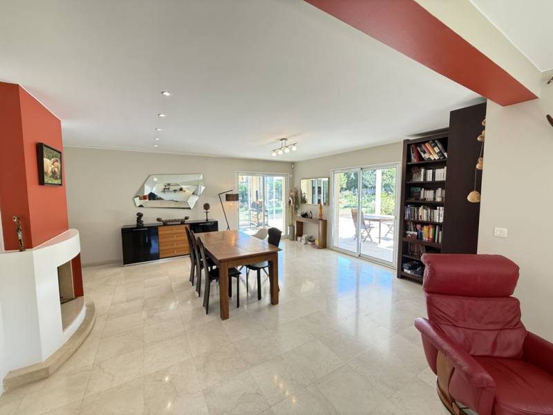 vaste espace de vie lumineux