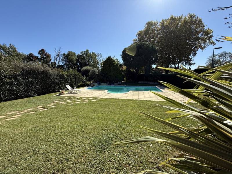 piscine dans son écrin de verdure
