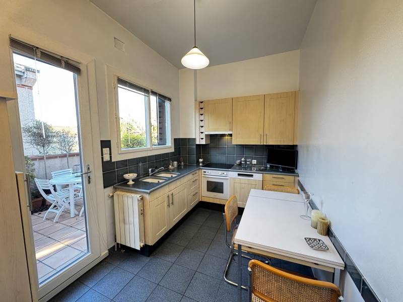 Cuisine équipée avec accès terrasse 