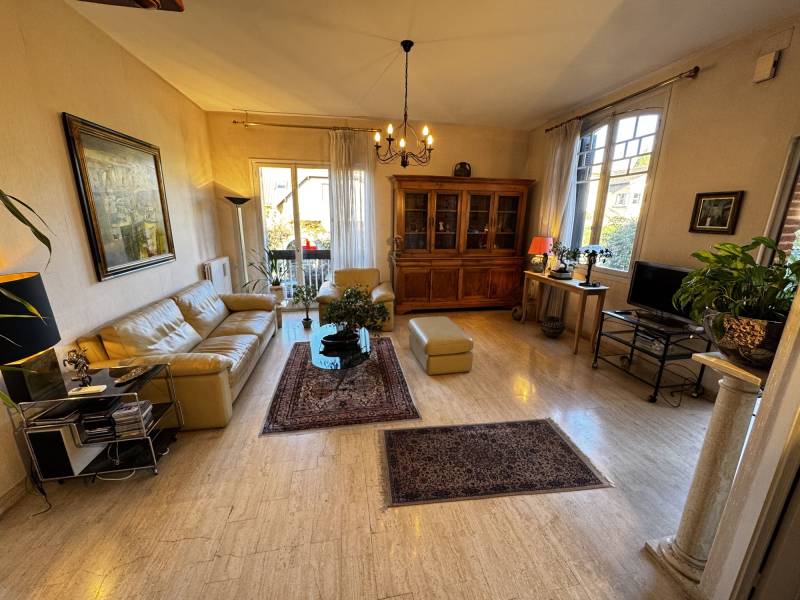 le salon chaleureux de cette belle demeure 