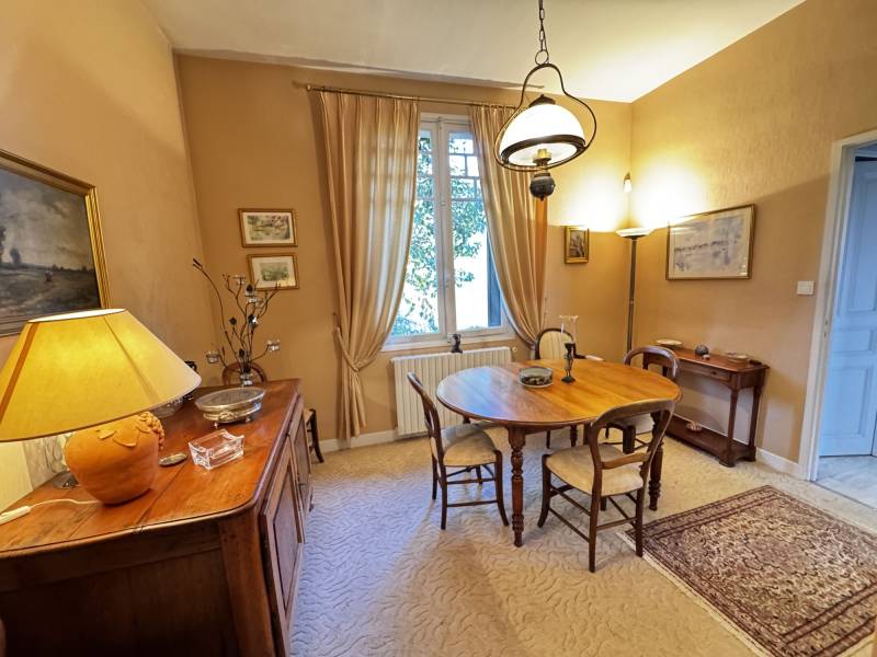 salle à manger chaleureuse 