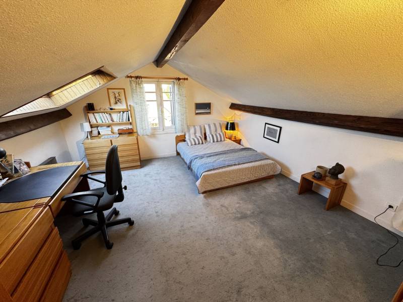 Autre chambre avec son coin bureau 