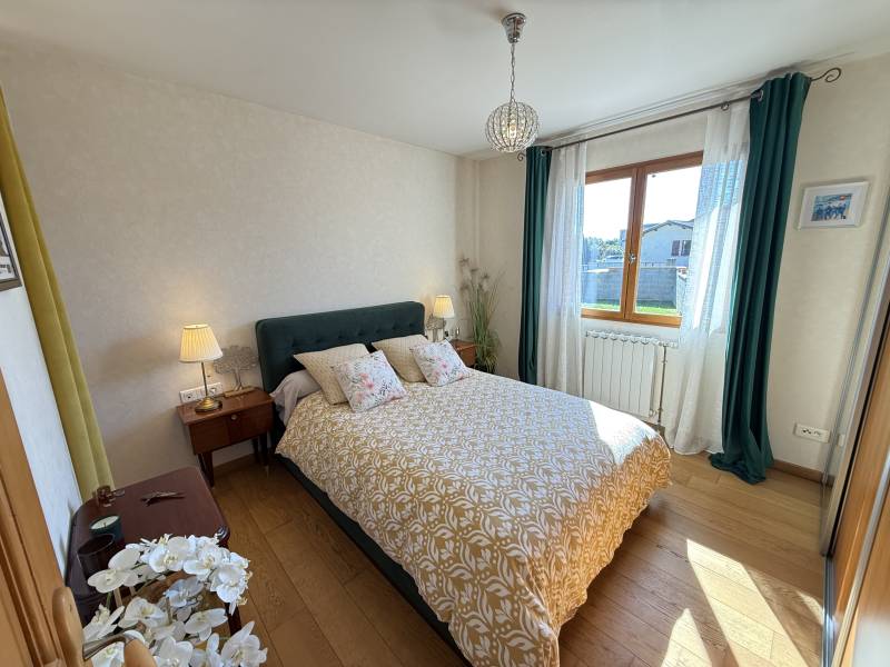 Chambre avec sa salle d'eau