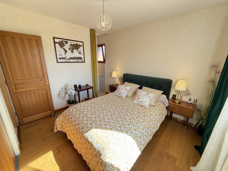Belle chambre avec sa salle d'eau
