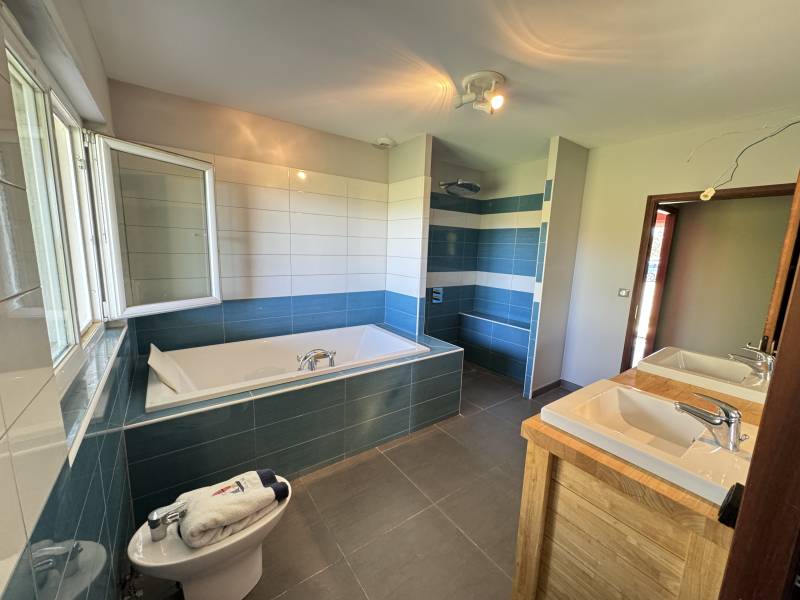 salle de bain équipée 