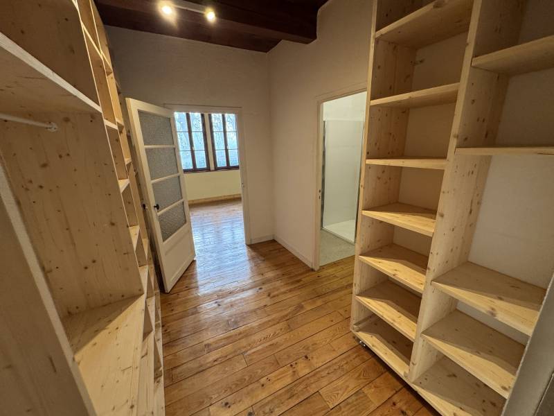 Beau dressing tout équipé en bois 