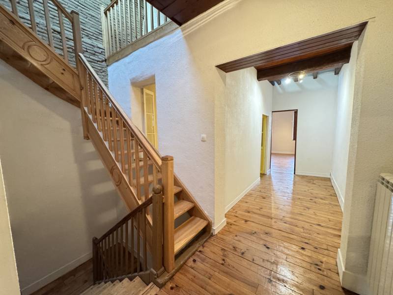 Dégagement avec son escalier reliant la mezzanine 