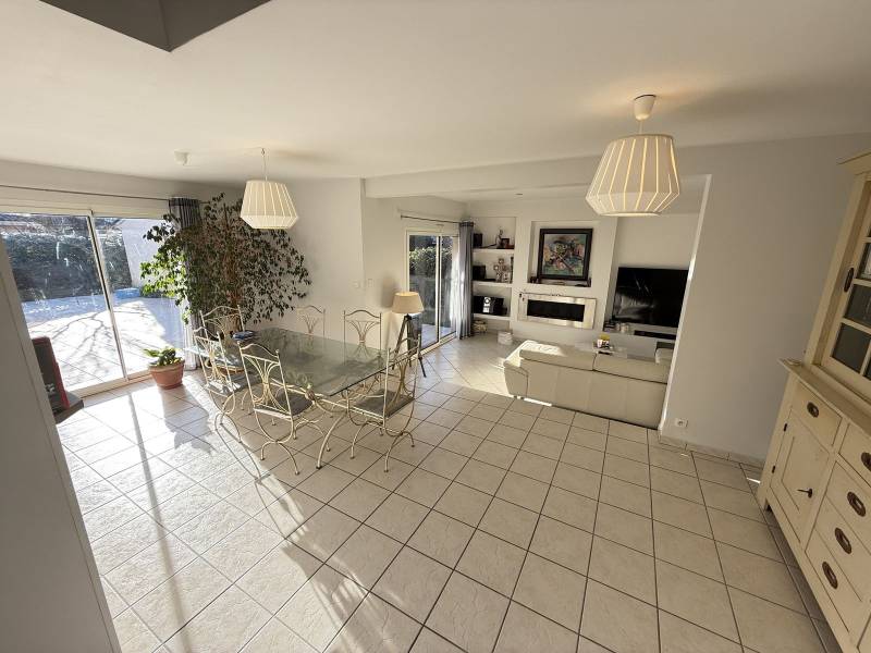 salle a manger lumineuse 