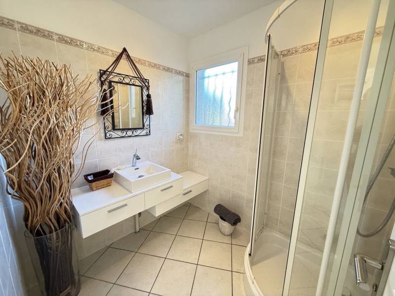 Salle de bain avec douche 